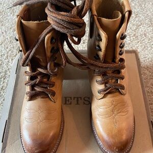 Women’s Stetson genuine leather boots. size 7.5. Excellent condition.